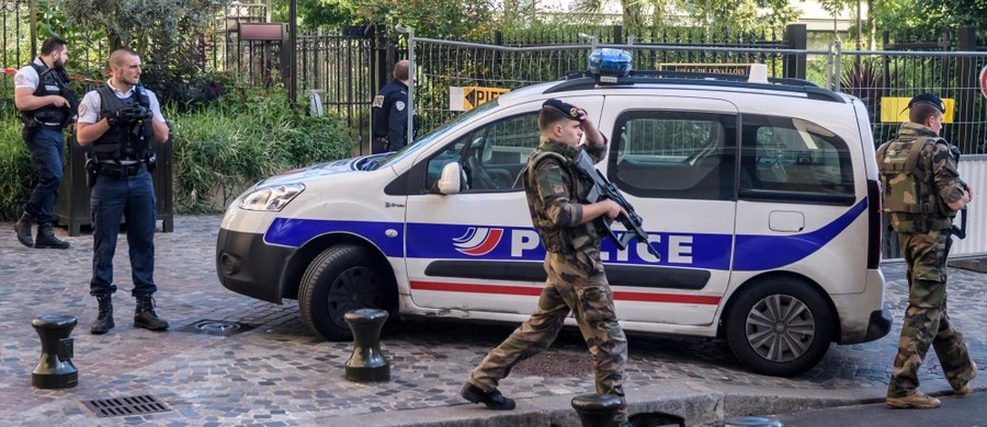 Arsenał odkryty przez francuską policję w imigranckim getcie pod Paryżem. W Saint-Denis koło sławnego stadionu Stade de France funkcjonariusze przechwycili przenośne wyrzutnie rakiet przeciwczołgowych, ładunki wybuchowe, karabiny, pistolety, amunicję i kamizelki kuloodporne.