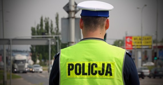 Policja znalazła drugiego z mężczyzn, którzy wczoraj w Wielkopolsce uciekali przed policyjnym pościgiem. W Przebędowie pod Poznaniem samochód dostawczy wyprzedzając samochód policyjny uszkodził go i prawie zepchnął z drogi. 20-letni Kierowca furgonetki uciekając przed policjantami wjechał w drzewo i został zatrzymany. Drugi z mężczyzn uciekł.