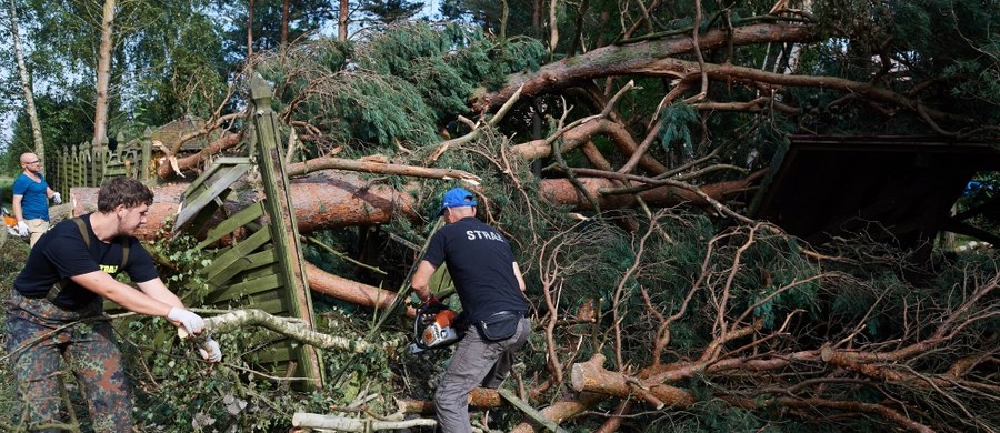 Kilkadziesiąt samochodów wypakowanych po brzegi darami codziennie odjeżdża z pomorskiego Rytla do innych poszkodowanych przez nawałnicę miejscowości. W samym Rytlu, wsi, która stała się symbolem walki ze skutkami burzy i gdzie powstał nieformalny sztab kryzysowy, sytuacja jest opanowana. Wciąż wiele wiosek jest jednak w potrzebie. 