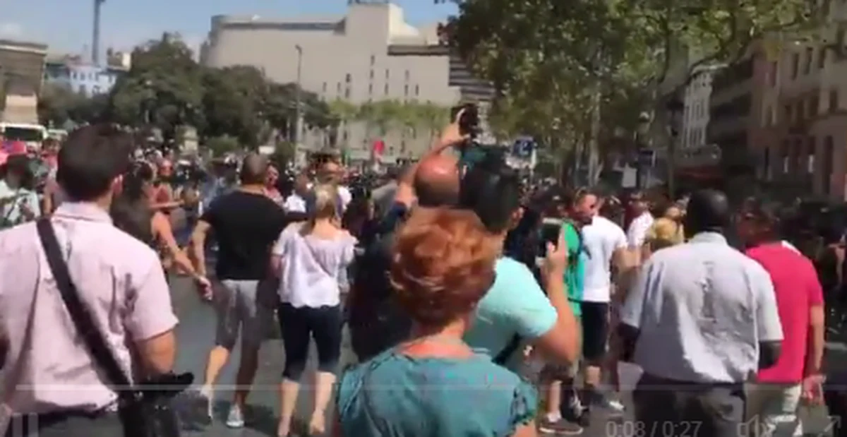 Znów niespokojnie w Barcelonie. Na kilkadziesiąt minut wstrzymano ruch na Placu Katalońskim po tym, jak w autobusie znaleziono podejrzany pakunek. Na szczęście okazało się, że był to fałszywy alarm. 