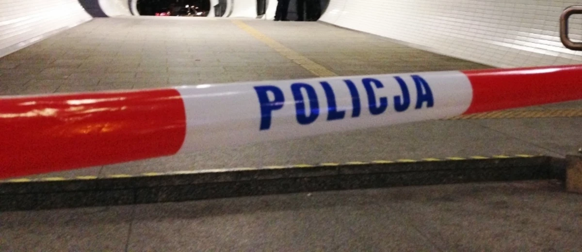 45-letni mężczyzna, który wczoraj w Pile wyskoczył z samolotu na wysokości jednego kilometra, nadal jest w szpitalu. Przesłuchani zostali uczestnicy szkolenia, instruktor i pilot. Policja zabezpieczyła sprzęt skoczka. Okoliczności oceni powołany biegły.