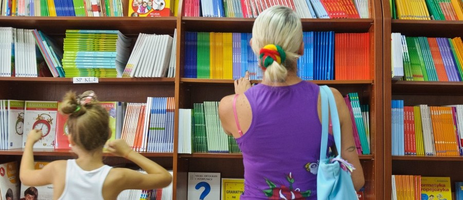 Na dwa tygodnie przed początkiem roku szkolnego pustki na liście podręczników szkolnych dla nowej podstawowy programowej. Dla niektórych przedmiotów Ministerstwo Edukacji Narodowej nie dopuściło jeszcze do użytku szkolnego żadnej książki. Tak jest w dawnej szkole zawodowej, czyli szkole branżowej pierwszego stopnia. 