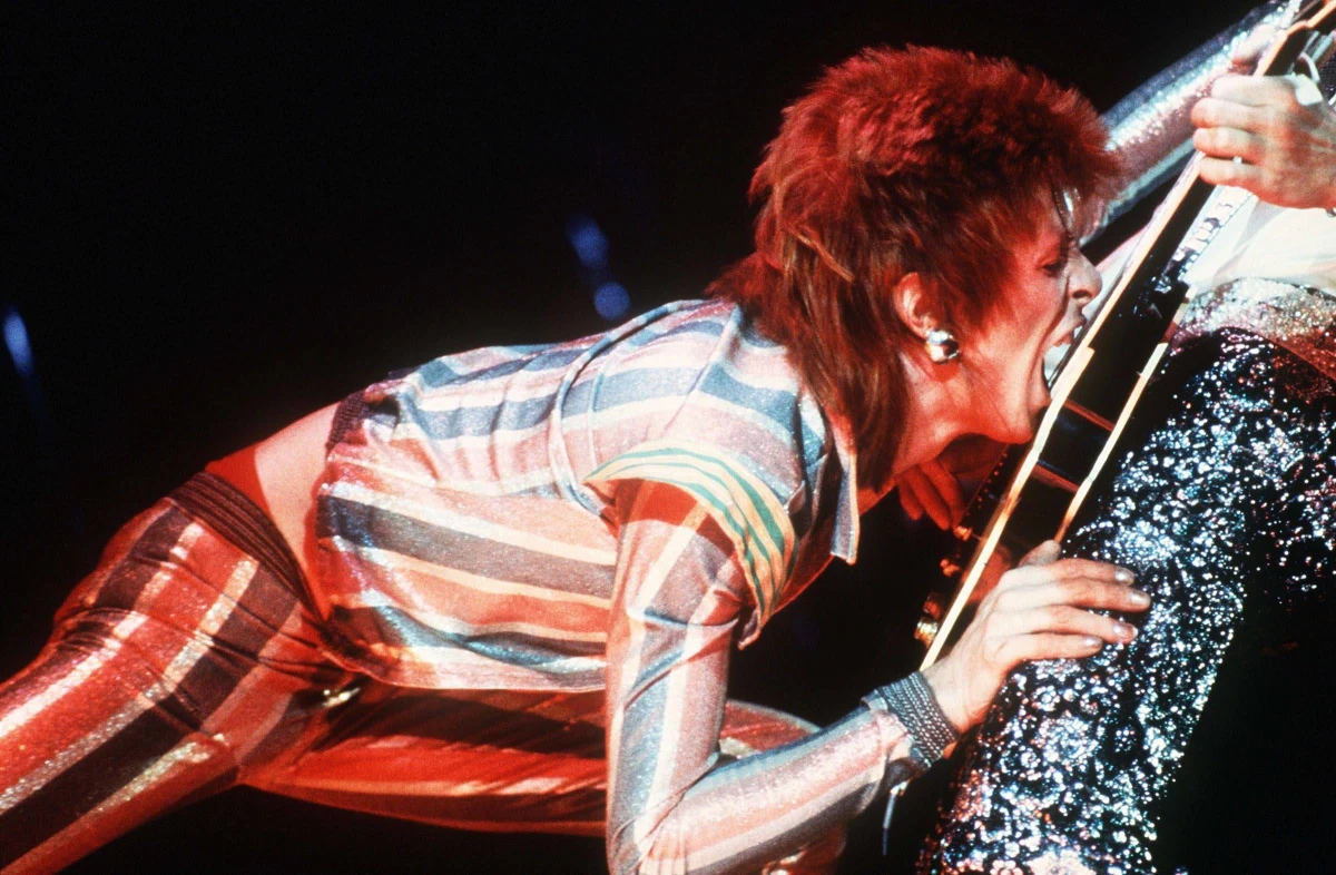 Ponad rok po śmierci Davida Bowiego na jaw wychodzą szokujące informacje na temat jego bogatego życia seksualnego. Na rynku ukazała się nowa biografia ikony rocka. Według autora książki, piosenkarz miał uprawiać seks z fankami, które miały zaledwie 13 lat. Odmówił natomiast współżycia z "ciepłym jeszcze martwym ciałem".