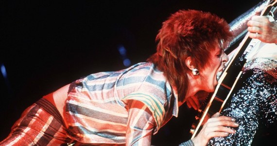 Ponad rok po śmierci Davida Bowiego na jaw wychodzą szokujące informacje na temat jego bogatego życia seksualnego. Na rynku ukazała się nowa biografia ikony rocka. Według autora książki, piosenkarz miał uprawiać seks z fankami, które miały zaledwie 13 lat. Odmówił natomiast współżycia z "ciepłym jeszcze martwym ciałem".