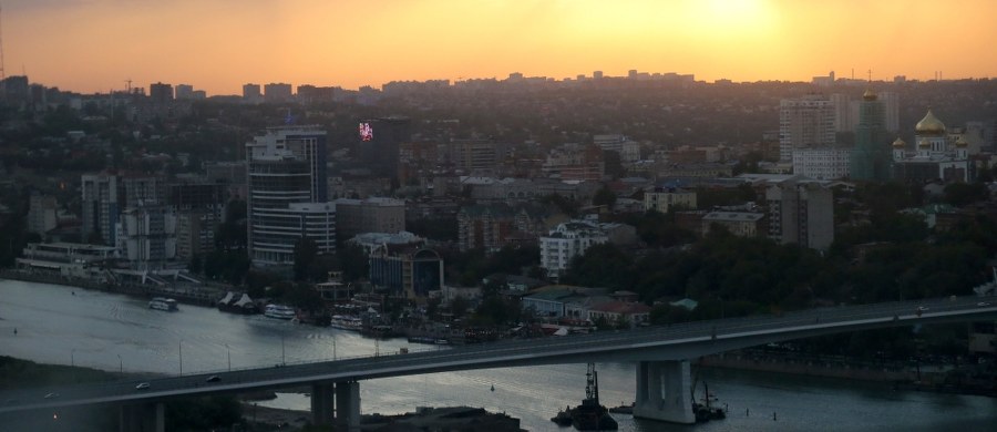 Pożar, który zniszczył w poniedziałek ponad 80 niskostandardowych domów mieszkalnych w Rostowie nad Donem na południu Rosji, został opanowany - poinformował lokalny przedstawiciel ministerstwa ds. sytuacji nadzwyczajnych Igor Oder. "Trwa obecnie polewanie wodą całej strefy (pożaru). Będziemy się tym zajmować całą noc. Otwartych płomieni już nie ma" - powiedział Oder, dodając, że na miejscu pracuje obecnie ponad 2 tys. ludzi wspomaganych przez siedem samolotów i śmigłowców. 