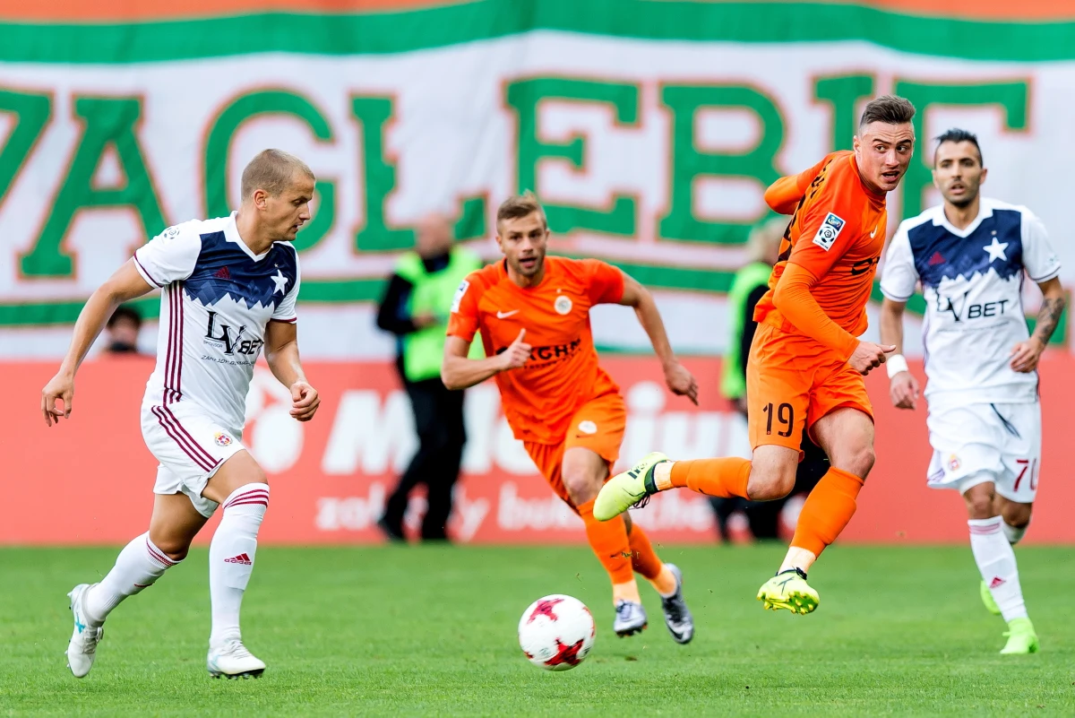 W szóstej kolejce piłkarskiej Ekstraklasy Zagłębie Lubin pokonało 3:0 Wisłę Kraków. Tym samym Zagłębie zostało liderem w tabeli, a Wisła spadła z pierwszego miejsca na trzecie. Bramki dla lubinian zdobyli Jarosław Jach, Jakub Świerczok (czwarty gol napastnika Zagłębia w sezonie) oraz Adam Buksa.