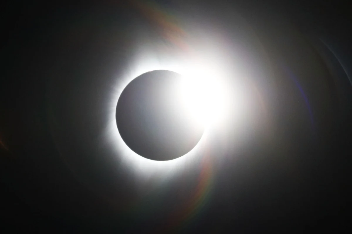 Większość Amerykanów obejrzało w poniedziałek całkowite zaćmienie Słońca. Ten fenomen astronomiczny był pierwszym całkowitym zaćmieniem Słońca obserwowanym od wybrzeża do wybrzeża USA od 1918 roku.
