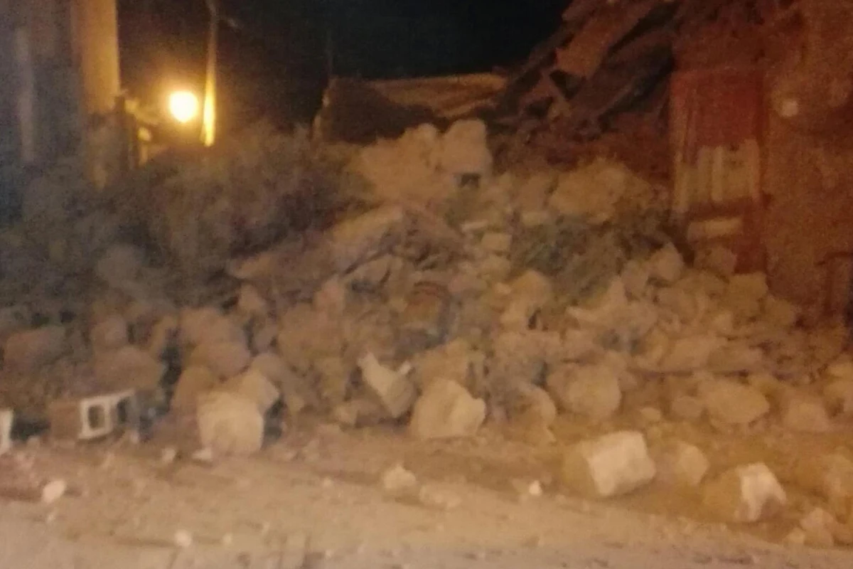 W rezultacie trzęsienia ziemi na włoskiej wyspie Ischia w poniedziałek zawaliły się niektóre budynki mieszkalne, są ofiary, zaginieni i ranni - poinformowały władze. 