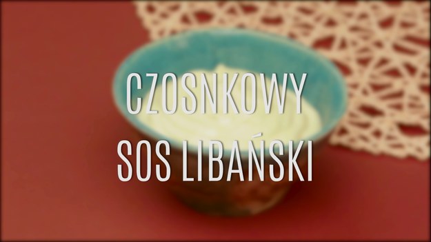 Kuchnia libańska, jak wszystkie kuchnie bliskowschodnie, wyróżnia się bogactwem smaków i ich wyrazistością. Właśnie taki jest klasyczny sos czosnkowy, który świetnie sprawdza się jako dodatek do przekąsek czy gorących, mięsnych dań. Mocny, intensywny smak czosnku podany w nietypowej formie - z białkiem, oliwą i odrobiną gazowanej wody. Zobaczcie nasz przepis!