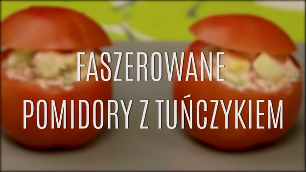 Faszerowane warzywa są coraz popularniejszym sposobem na przyrządzenie wykwintnego obiadu - nadziewane papryki, cukinie czy nawet pieczarki to już kulinarna norma. Nowinką są z kolei pomidory, które w wersji faszerowanej ciągle nie zdobyły jeszcze sławy - a szkoda! To sycący sposób na niewielkie, pięknie wyglądające danie, które zachwyci każdego swoim smakiem i niosącym się po całej kuchni aromatem! U nas wersja z tuńczykiem i jajkiem w środku.