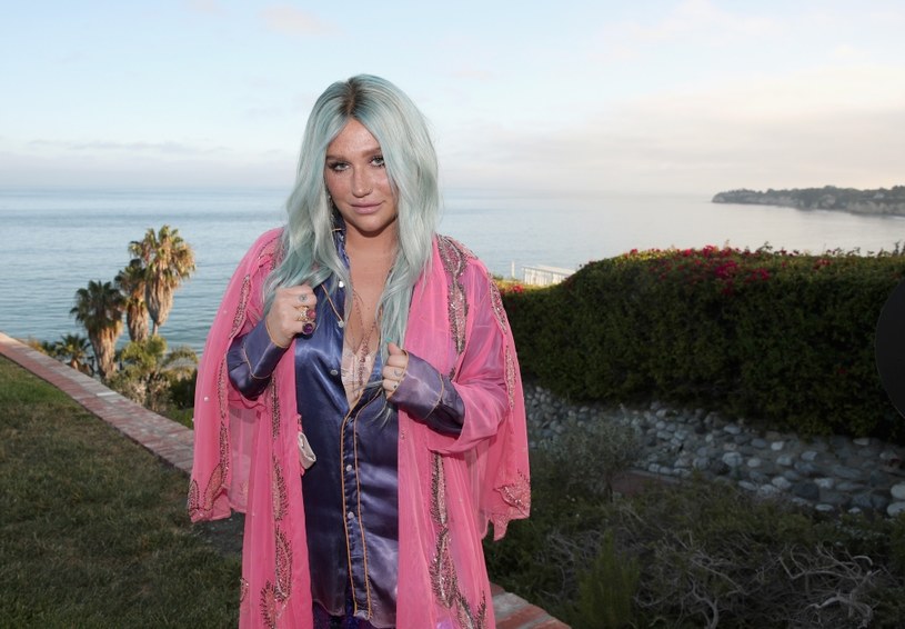 Kesha przyznała, że musiała błagać personal w klinice odwykowej o gitarę, aby mogła napisać utwór "Rainbow". 