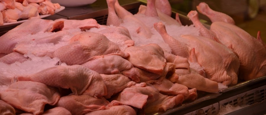 Prawie 3 tony mięsa z kurcząt z niemieckiej fermy, gdzie stosowano fipronil, trafiło do zakładów mięsnych pod Warszawą i potem do obrotu - ustalił reporter RMF FM. Wczoraj Główny Lekarz Weterynarii przyznał, że kurczaki z Niemiec były skażone środkiem do zwalczania wszy, kleszczy i roztoczy. Badania wykazały potrójne przekroczenie normy. Z tego powodu 11 ton, które pozostały w ubojni, będzie zutylizowane. 