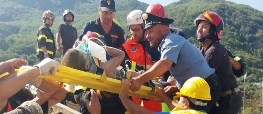 Po 16 godzinach od trzęsienia ziemi na włoskiej wyspie Ischia, ratownicy wydobyli spod gruzów żywego 11-letniego chłopca. Wcześniej z rumowiska domu mieszkalnego wydobyto dwóch jego braci – siedmiomiesięcznego i ośmioletniego.