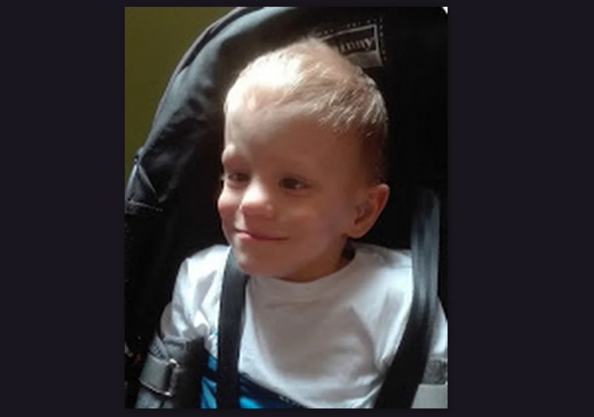 Dwa lata temu usłyszał o nim cały świat. Kamil z okolic Legnicy na Dolnym Śląsku był skrajnym wcześniakiem, ważył zaledwie 820 gramów. Przeżył dzięki odważnej decyzji lekarzy, którzy podłączyli chłopca do sztucznej nerki. Dziś trzylatek znów potrzebuje pomocy. Jego rodzice do końca września muszą zebrać ponad sto tysięcy złotych na implant słuchowy. 