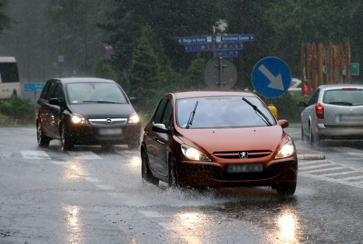 Około 250 razy musieli już interweniować strażacy w Zachodniopomorskiem. Podtopione piwnice i zalane drogi to skutki całodziennych obfitych opadów deszczu. Najwięcej interwencji było w rejonie Koszalina, Kołobrzegu, Białogardu i Sławna.