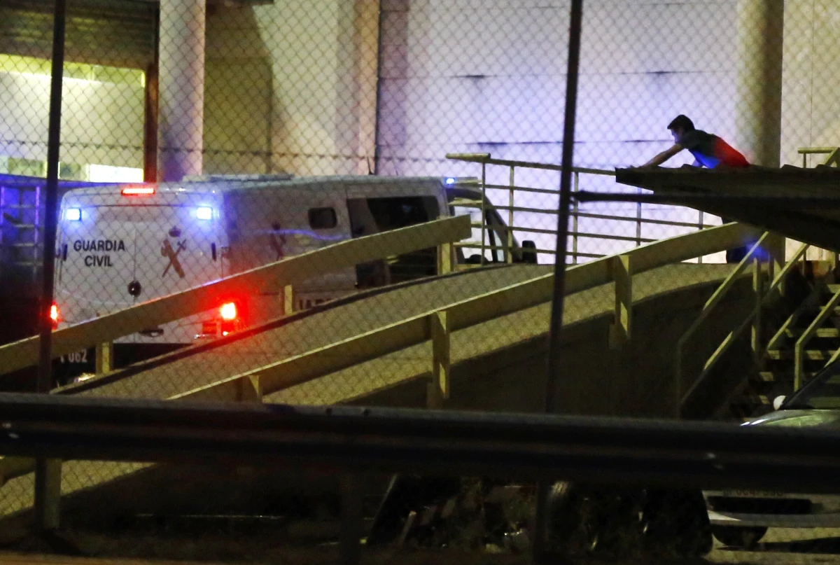 Hiszpański sąd nakazał wypuszczenie na wolność jednego z zatrzymanych ws. zamachów w Katalonii. Dwaj pozostaną w areszcie bez możliwości wyjścia za kaucją. Kolejny mężczyzna został zatrzymany na 72 godziny.