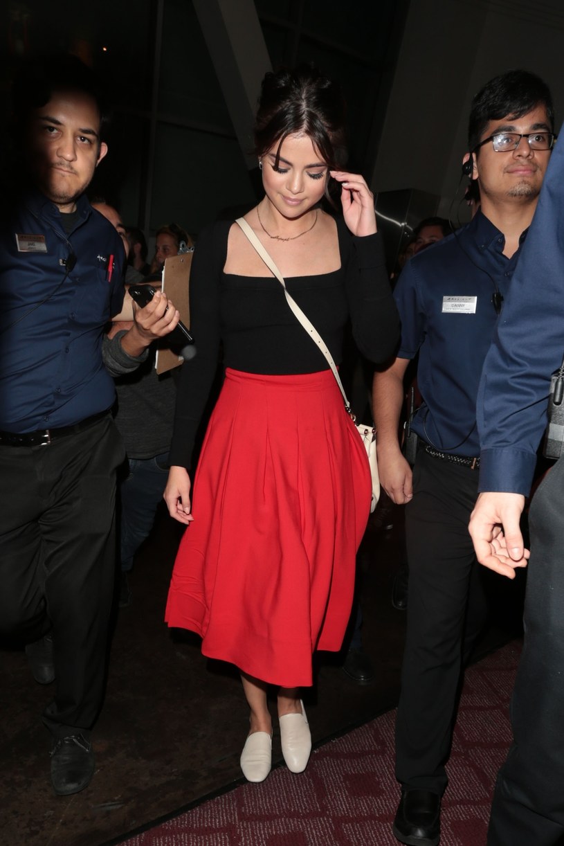 Selena Gomez w subtelny sposób okazała swoje wsparcie dla osób walczących o prawa obywatelskie, zakładając naszyjnik z napisem "My Naród". 