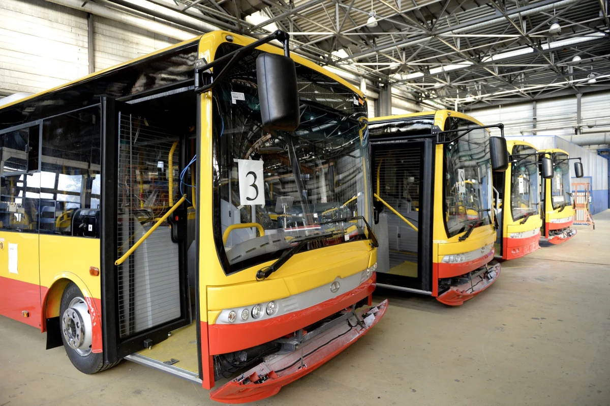 Polska Grupa Zbrojeniowa będzie chciała unieważnić przetarg na dostawę autobusów dla wojska. Dziś ujawniliśmy, że zakłady Autostan, które wchodzą w skład Polskiej Grupy Zbrojeniowej, nie wzięły udziału w przetargu na dostawę 26 autobusów dla armii, ponieważ ofertę złożono 20 minut po terminie. Zarząd firmy Autosan zawiadomił już Służbę Kontrwywiadu Wojskowego oraz Centralne Biuro Antykorupcyjne w sprawie afery z przetargiem. Są podejrzenia, że opóźnienie nie było przypadkowe. Jeden z wysokich rangą urzędników resortu obrony twierdzi, że być może chodziło o zaszkodzenie nowemu prezesowi firmy Autosan albo nawet sprawienie, by przetarg wygrała niemiecka firma.