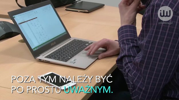 Dostałeś pocztą elektroniczną informację o wygranej nagrodzie, choć nie brałeś udziału w żadnym konkursie? Nadawca innej wiadomości prosi cię o podanie danych, aby mógł dostarczyć wysłaną do ciebie paczkę? Pod żadnym pozorem nie klikaj w takie mejle, nie odpowiadaj na nie ani nie otwieraj ich załączników! To prawie na 100 proc. wiadomość fałszywa – pod prawdziwe firmy bardzo często podszywają się hakerzy próbujący wykorzystać ludzką naiwność. Czym grożą ich ataki i jak się przed nimi bronić?