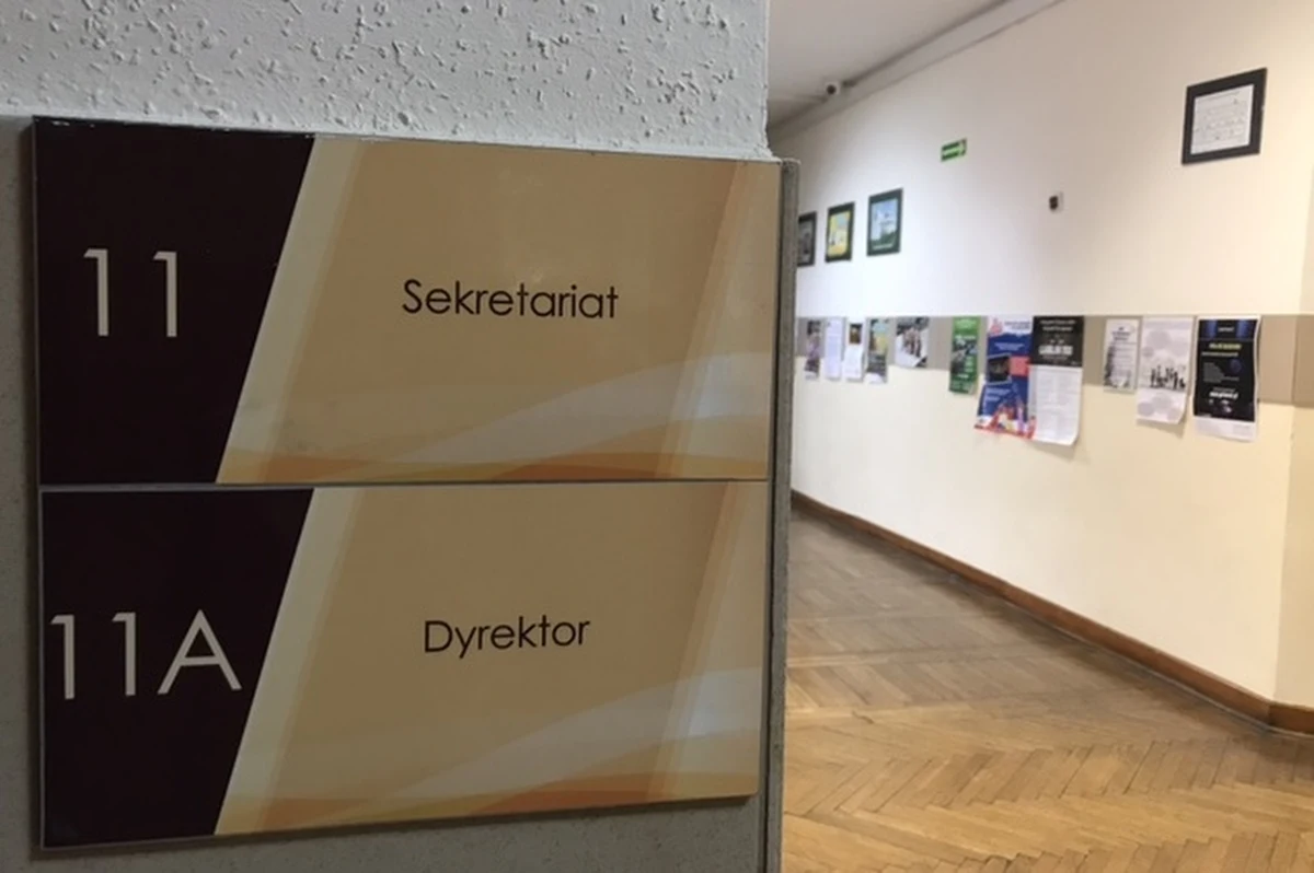 "Wszyscy powinniśmy zadbać o to, by polska szkoła dostała tę nową szansę, która od pierwszego września 2017 r. przed nią stoi" - mówiła 14 grudnia zeszłego roku, tuż po uchwaleniu reformy oświaty przez Sejm, premier Beata Szydło. "Jest dobrze przygotowana i przemyślana, wprowadzana w życie zgodnie z założonym harmonogramem. Wszystko przebiega tak, jak zostało zaplanowane" - zapewniała szefowa rządu. Rok szkolny rozpocznie się za kilkanaście dni, a licea wciąż czekają na podstawę programową nauczania wszystkich przedmiotów. Tymczasem w trakcie zakończonych właśnie oficjalnych konsultacji na dokument spadła fala krytyki organizacji społecznych.