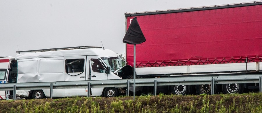 Policja wyjaśnia okoliczności wypadku, do którego doszło na autostradzie A2 pomiędzy węzłami Łowicz i Skierniewice w kierunku Warszawy. Ranne zostały trzy osoby. 