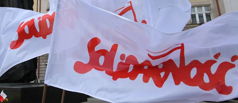 Wojewoda pomorski wyraził zgodę na organizowanie przez “Solidarność" na gdańskim Placu Solidarności zgromadzeń cyklicznych w rocznicę podpisania Porozumień Sierpniowych. Na tym samym placu obchody rocznicy chce zorganizować KOD. Uzyskał na to zgodę władz Gdańska. O decyzji wojewody pomorskiego - Dariusza Drelicha, poinformowała w środę wieczorem jego rzecznik prasowa, Małgorzata Sworobowicz. Wyjaśniła w komunikacie, że zgoda wojewody na organizowanie zgromadzeń cyklicznych na Placu Solidarności pod Pomnikiem Poległych Stoczniowców "została udzielona decyzją administracyjną". 