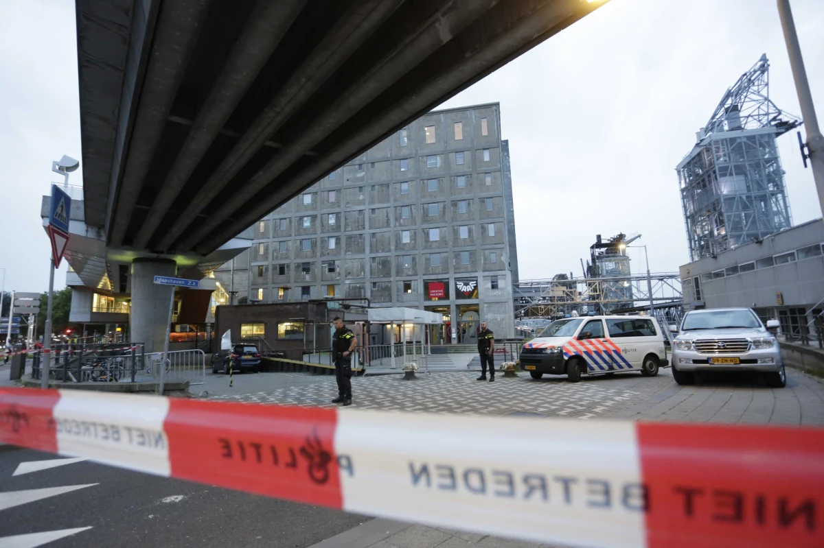 Z powodu zagrożenia terrorystycznego w Rotterdamie na zachodzie Holandii odwołano w ostatniej chwili koncert rockowy. W sali Maassilo miała zagrać w środę wieczorem kalifornijska grupa Allah-Las. Już po odwołaniu imprezy, przed salą koncertową znaleziono furgonetkę, w której były butle z gazem. 