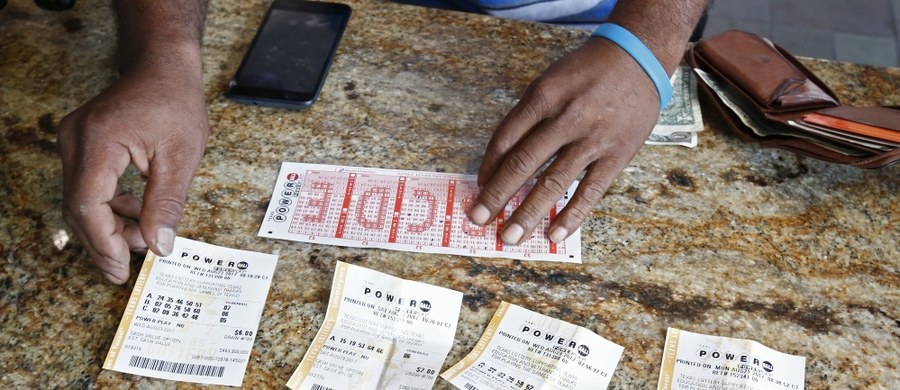 ​Szczęśliwiec z amerykańskiego stanu Massachusetts jako jedyny poprawnie wytypował wszystkie sześć liczb w środowym losowaniu amerykańskiej loterii Powerball, dzięki czemu wygrał blisko 760 mln dolarów.