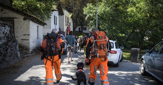 Osiem osób w niewielkiej miejscowości Bondo w Szwajcarii jest poszukiwanych, po tym jak na wioskę spadła lawina kamieni, a następnie osunęła się ziemia ze zbocza górskiego. 200 osób zostało ewakuowanych.