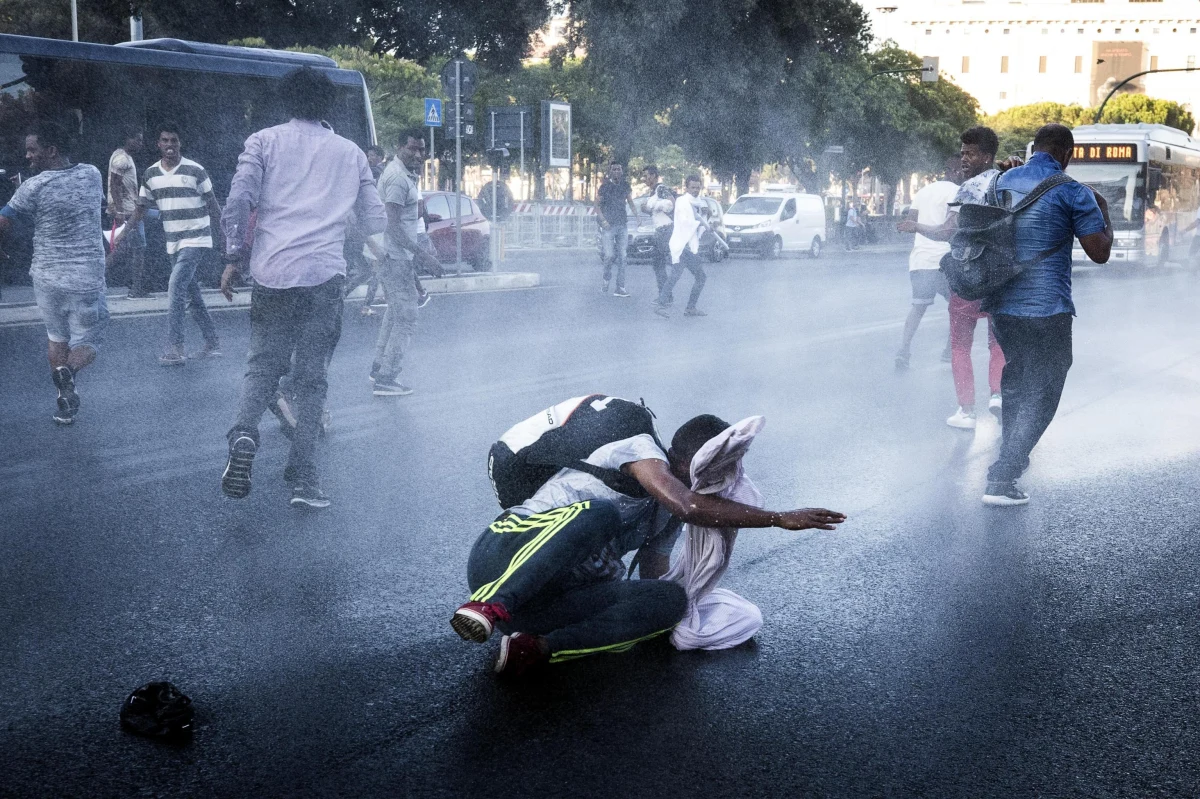 W centrum Rzymu doszło do starć między imigrantami eksmitowanymi z nielegalnie zajmowanego budynku a specjalnymi oddziałami policji, która interweniowała, by przywrócić tam spokój i usunąć ich z placu, gdzie koczowali.