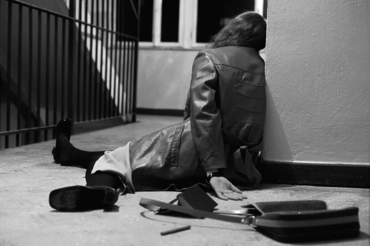 Łódzka prokuratura okręgowa ma już wyniki sekcji zwłok 26-latki, którą trzej mężczyźni przez kilka dni przetrzymywali i gwałcili w mieszkaniu jednego z nich. Kobieta zmarła w weekend.