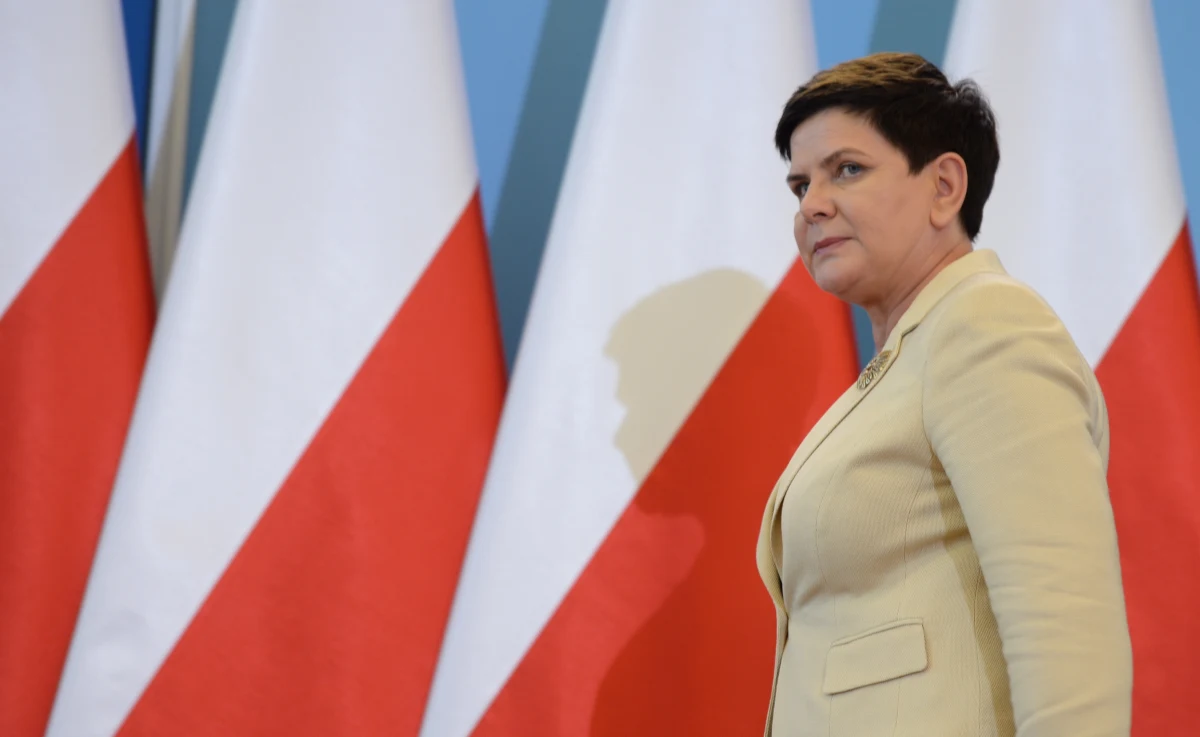 Premier poleciła wyjaśnienie i wyciągnięcie konsekwencji w sprawie afery przy przetargu na autobusy dla wojska. Pytana przez naszego reportera o reakcję na informacje RMF FM o kompromitacji zakładów Autosan, Beata Szydło oświadczyła, że zobowiązała nadzorującego Polską Grupę Zbrojeniową ministra Henryka Kowalczyka do wyjaśnienia sprawy. 