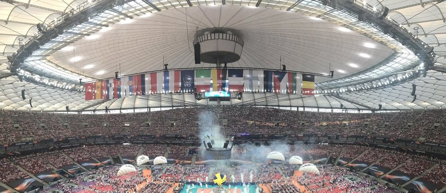 Na Stadionie Narodowym w Warszawie po godz. 19 zakończyła się ceremonia otwarcia mistrzostw Europy siatkarzy. Spektakl trwał pół godziny. Następnie na rozgrzewkę wyszli siatkarze - przed meczem z Serbami. Mistrzostwa zakończą się 3 września w Krakowie.