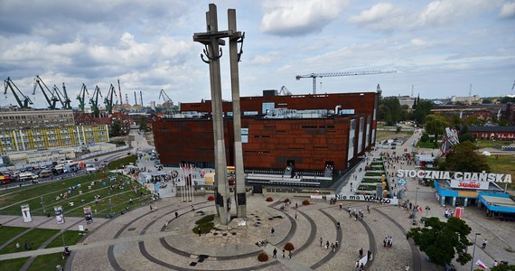 Pomorski KOD wycofał wniosek dotyczący organizacji obchodów 37. rocznicy Sierpnia '80 na pl. Solidarności w Gdańsku. Złożył nowy wniosek, w którym wskazał jako miejsce uroczystości najbliższe sąsiedztwo placu - okolice Sali BHP.