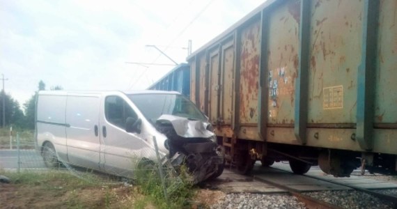 Jedna osoba została ranna w wypadku na przejeździe kolejowym w Pustelniku koło Mińska Mazowieckiego. Skład towarowy uderzył tam w bok busa, który najprawdopodobniej nie zatrzymał się przed znakiem Stop lub podjechał za blisko torowiska. 