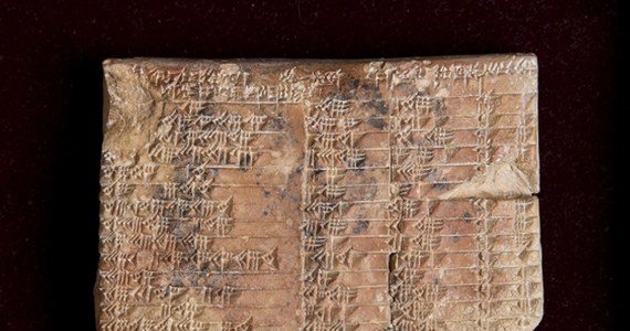 Starożytni Babilończycy byli matematycznymi asami. Rozwinęli trygonometrię półtora tysiąca lat przed Grekami - donosi brytyjska gazeta "The Telegraph". Dowodem jest dokładnie przebadana ostatnio przez uczonych mała gliniana babilońska tabliczka sprzed 3700 lat. Odkrył ją w 1900 roku w Iraku amerykański archeolog i dyplomata Edgar Banks, który był pierwowzorem dla postaci Indiany Jonesa.