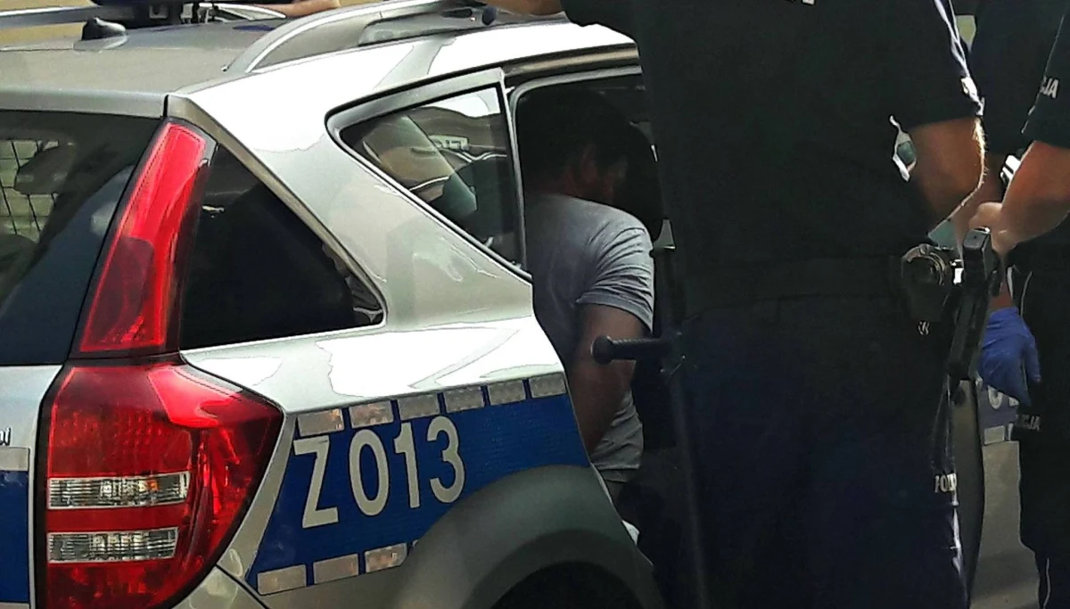 ​24-letni obywatel Izraela, który wczoraj w centrum Warszawy chodził z nożem, trafił na obserwację psychiatryczną - dowiedział się reporter RMF FM. Mężczyzna wczoraj podczas policyjnej interwencji lekko ranił funkcjonariusza.