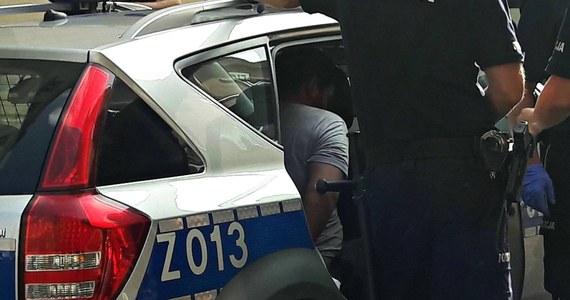 ​24-letni obywatel Izraela, który wczoraj w centrum Warszawy chodził z nożem, trafił na obserwację psychiatryczną - dowiedział się reporter RMF FM. Mężczyzna wczoraj podczas policyjnej interwencji lekko ranił funkcjonariusza.