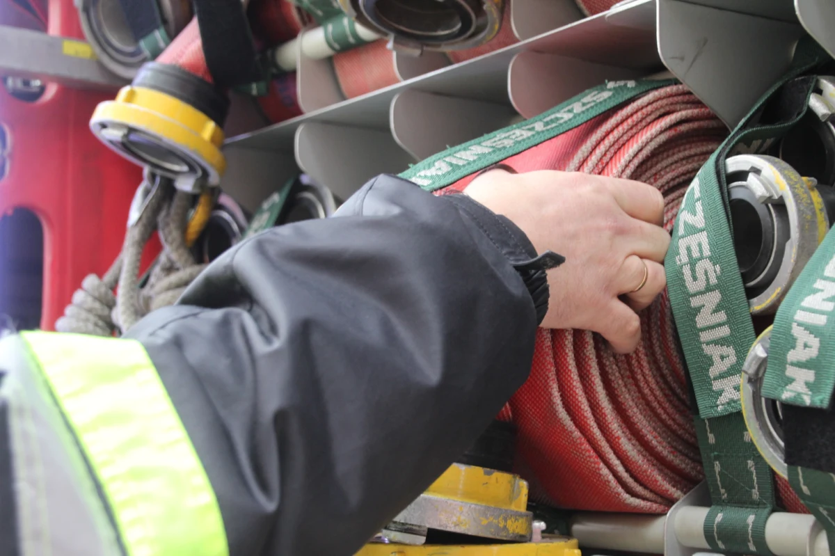 Sześćdziesięciu strażaków walczyło z groźnym pożarem w zakładach produkujących smołę i lepik w Blichowie koło Płocka. Na szczęście nie ma osób poszkodowanych. Strażacy bronili przed ogniem przede wszystkim dużego zbiornika z rozpuszczalnikiem. 