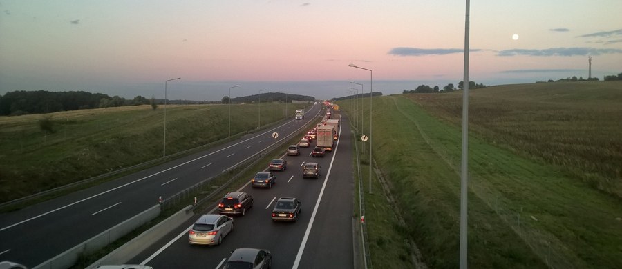 Spółka Autostrada Wielkopolska SA odniesie się do piątkowej decyzji Komisji Europejskiej nakazującej zwrot państwu polskiemu ok. 895 mln zł, dopiero po otrzymaniu uzasadnienia - poinformowano w piątek PAP w sekretariacie biura zarządu AW SA.