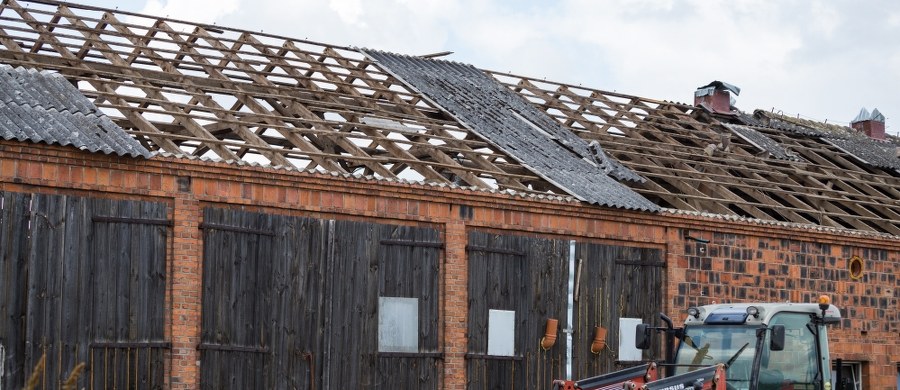 Po sierpniowych nawałnicach PZU obsłużył już prawie 19 tys. klientów. Dotąd zgłoszono prawie 33 tys. szkód - poinformowała spółka PZU. Dodano, że odszkodowanie lub zaliczka przy bardziej skomplikowanych szkodach trafiają na konta klientów w ciągu siedmiu dni. 