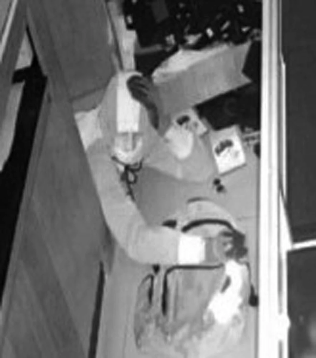 Brytyjska policja publikuje zdjęcia trzech mężczyzn, który przez dziurę w ścianie dostali się do sklepu jubilerskiego w Londynie i skradli złoto oraz biżuterię szacowaną na blisko 2 miliony funtów.  