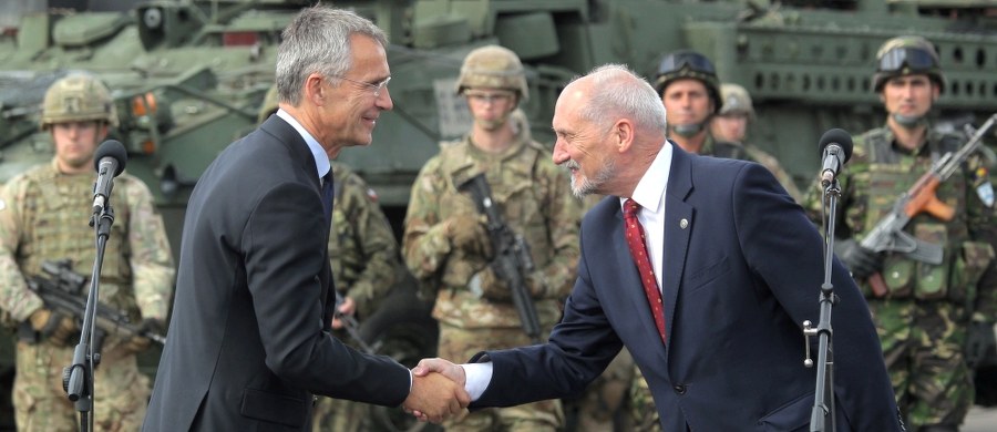 Obecność sił NATO w Polsce jest najlepszą gwarancją, że pokój i bezpieczeństwo wróci do Europy - mówił w Bemowie Piskim szef MON Antoni Macierewicz. Szef NATO Jens Stoltenberg podkreślił, że atak na jednego sojusznika spotka się z odpowiedzią wszystkich.