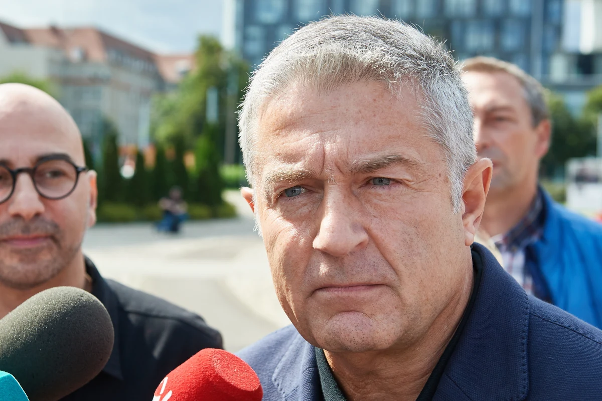 ​To dobrze, że prezydent Andrzej Duda zaczyna debatę na temat konstytucji, ale wolałbym, żeby rozpoczął debatę od rozmów z szefami partii politycznych, a dopiero potem, żeby była debata społeczna - powiedział były działacz opozycyjny Władysław Frasyniuk.