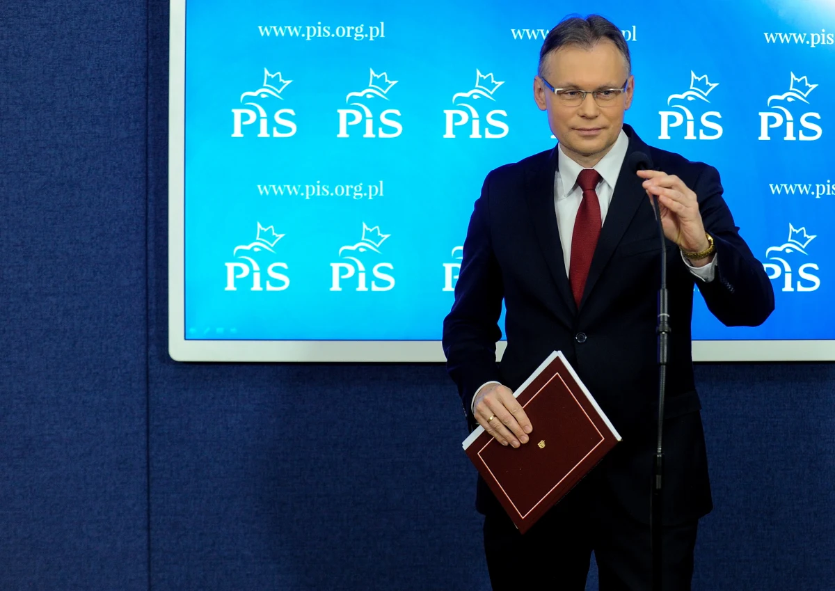 "Panie Macron, jeszcze chwila i doprowadzisz Pan do bojkotu w PL francuskich towarów, wtedy naprawdę zaboli" - napisał na Twitterze poseł PiS Arkadiusz Mularczyk. To reakcja na krytykę prezydenta Francji pod adresem polskiego rządu za odmowę zaostrzenia dyrektywy ws. pracowników delegowanych. Ocenił on, iż Polska stawia się "na marginesie" Europy w "wielu kwestiach".