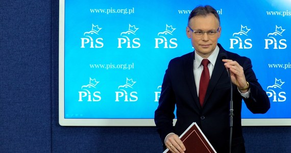 "Panie Macron, jeszcze chwila i doprowadzisz Pan do bojkotu w PL francuskich towarów, wtedy naprawdę zaboli" - napisał na Twitterze poseł PiS Arkadiusz Mularczyk. To reakcja na krytykę prezydenta Francji pod adresem polskiego rządu za odmowę zaostrzenia dyrektywy ws. pracowników delegowanych. Ocenił on, iż Polska stawia się "na marginesie" Europy w "wielu kwestiach".