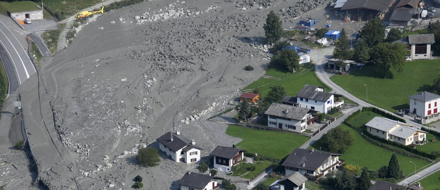 Błoto i gruz znów runęły ze zbocza góry na mieszkańców alpejskiej wioski Bondo w Szwajcarii, zaledwie kilka godzin po tym jak wrócili oni do swoich domów po podobnej lawinie, która zeszła w środę. W tej chwili trwa ewakuacja. 

