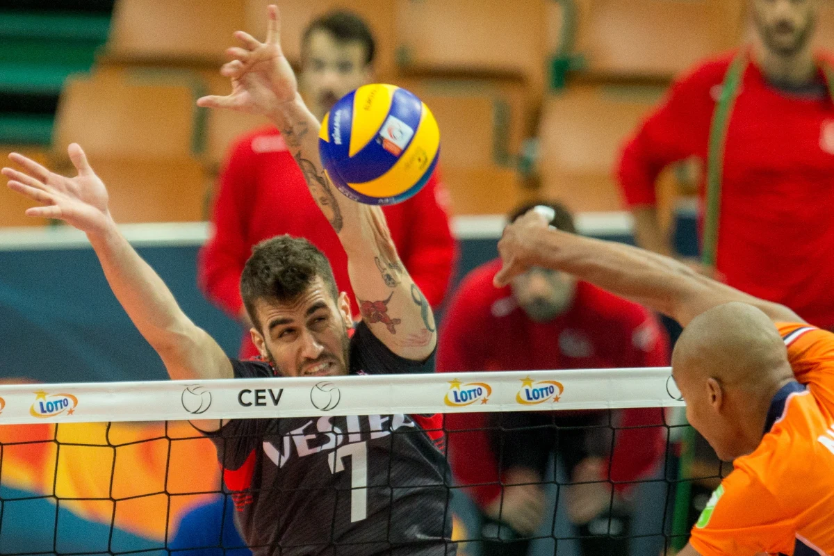 W pierwszym meczu grupy D mistrzostw Europy siatkarzy Turcja pokonała w Katowicach Holandię 3:1 (25:19, 25:22, 21:25, 25:22). W drugim spotkaniu tej grupy broniący tytułu Francuzi przegrali z Belgią 2:3 (22:25, 25:23, 21:25, 25:23, 12:15).