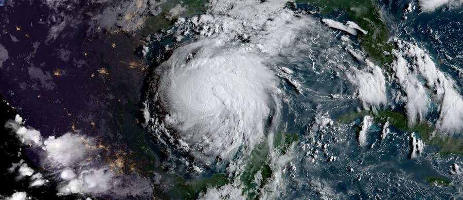 ​Huragan Harvey zbliża się do wybrzeża stanu Teksas i przybiera na sile. W piątek został zakwalifikowany do drugiej kategorii w pięciostopniowej skali Saffira - Simpsona przez Narodowe Centrum ds. Huraganów. Władze Teksasu ostrzegają, że huragan może być katastrofalny w skutkach - informują amerykańskie  media. 