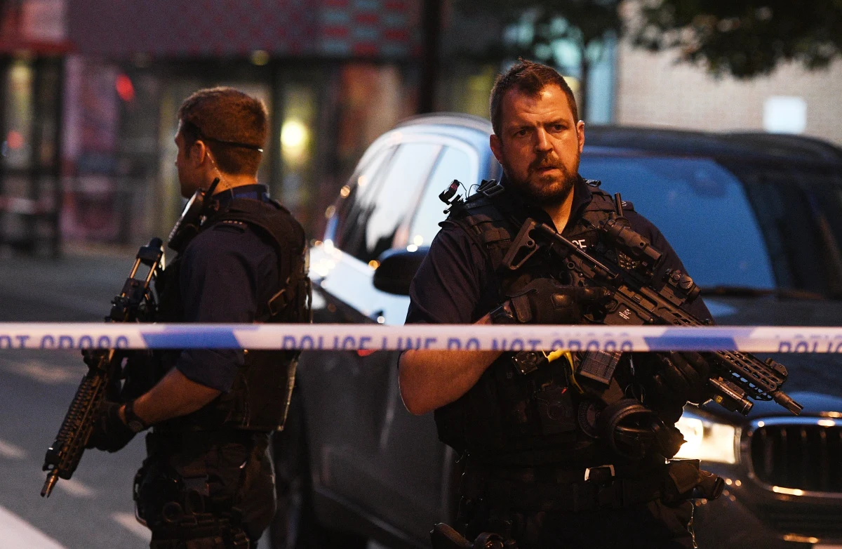 Napastnik zaatakował dwóch policjantów na reprezentacyjnej alei the Mall w pobliżu królewskiego Pałacu Buckingham w Londynie. Mężczyzna został aresztowany.
